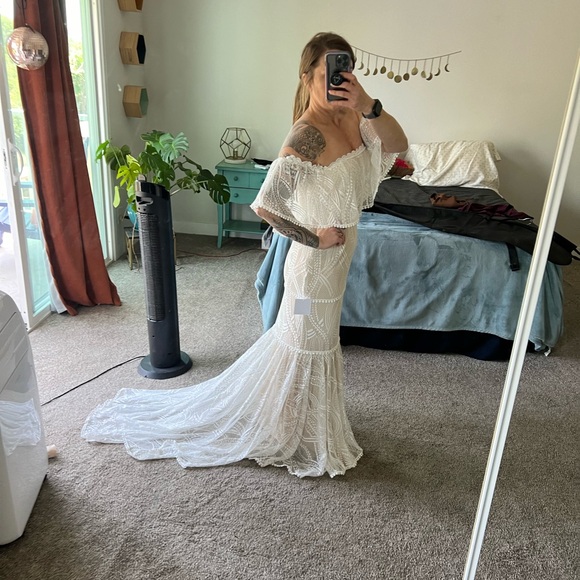 BRAND NEW WITH TAGS Off the shoulder Wedding Gown - Picture 4 of 12